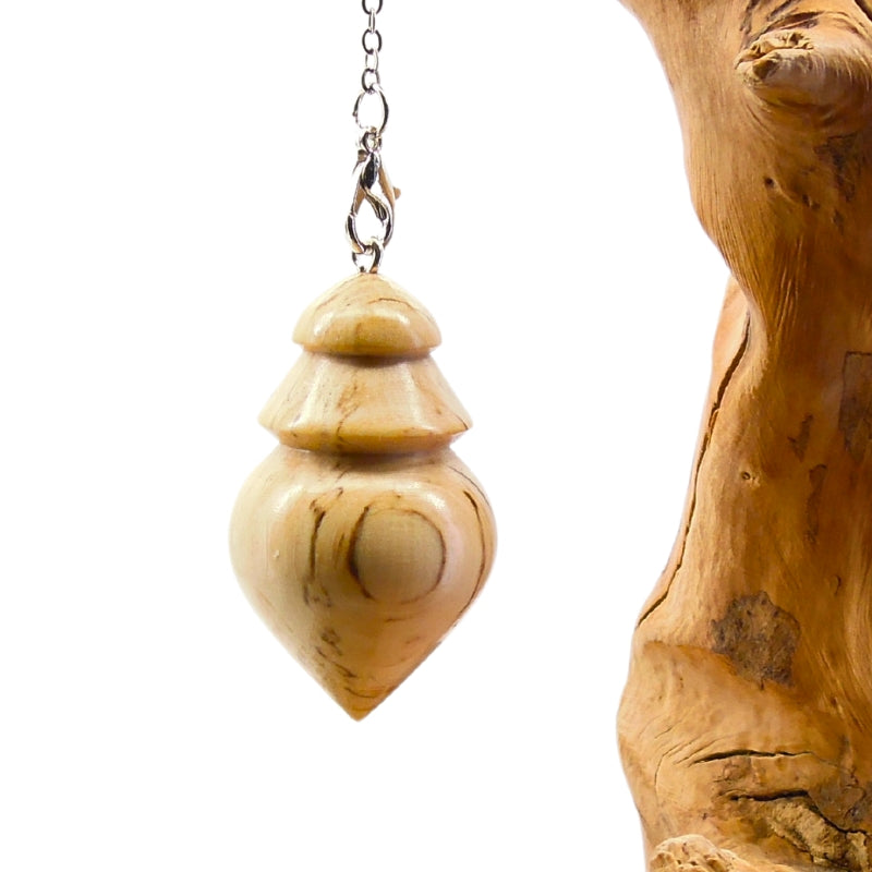 Pendule artisanal divinatoire en charme échauffé avec chainette.