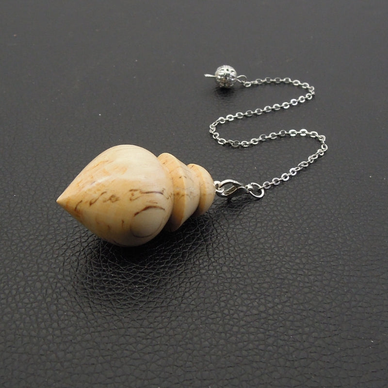 Pendule artisanal divinatoire en charme échauffé avec chainette.