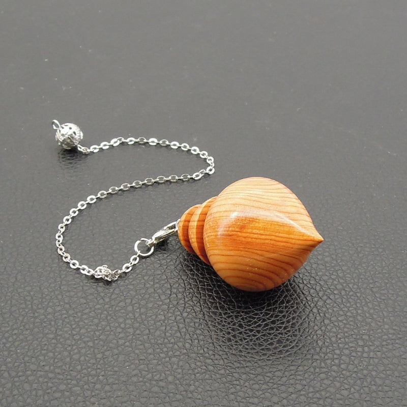Pendule artisanal divinatoire en if avec chainette.