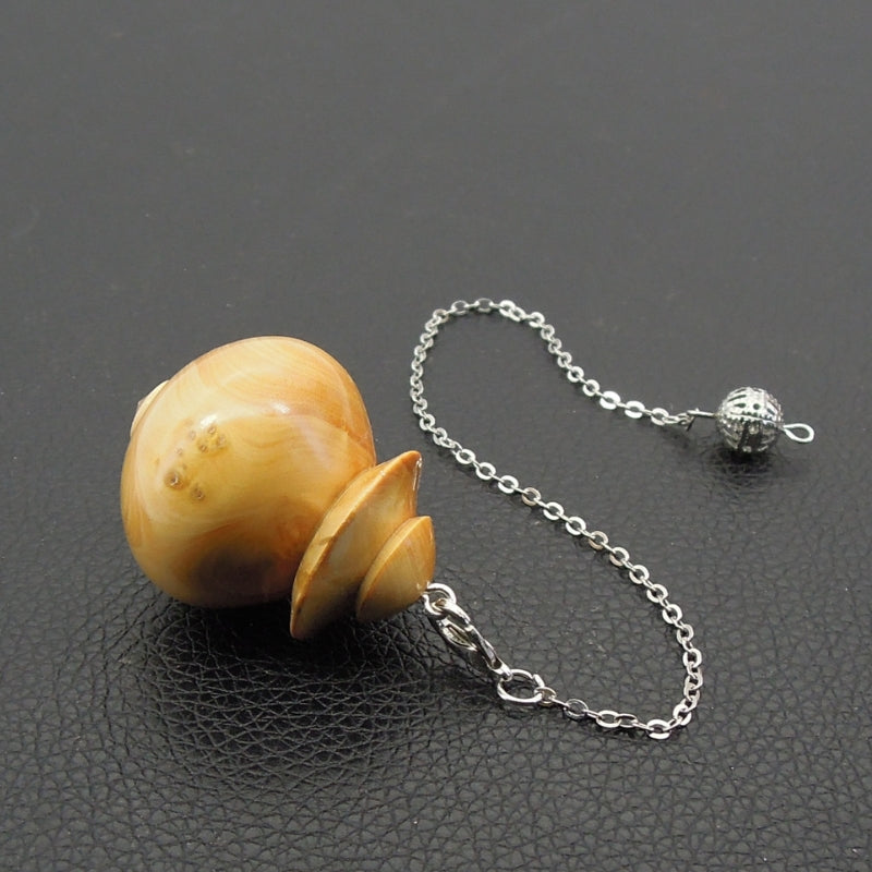 Pendule artisanal divinatoire de radiesthésie en buis avec chainette.
