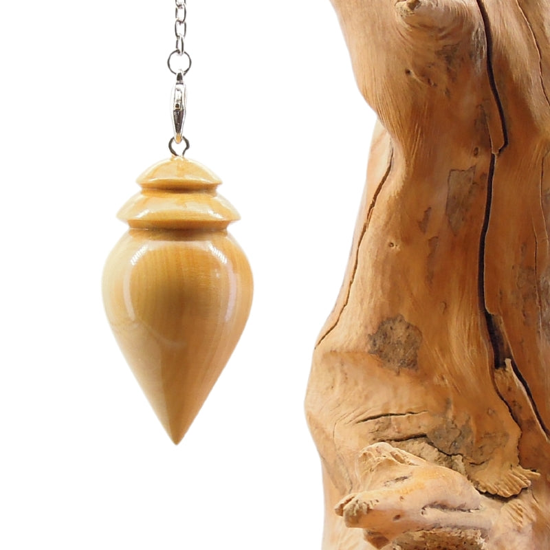 Pendule artisanal de radiesthésie en buis avec chainette.