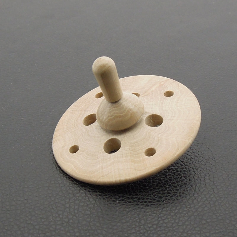 Toupie en bois de charme ajourée.