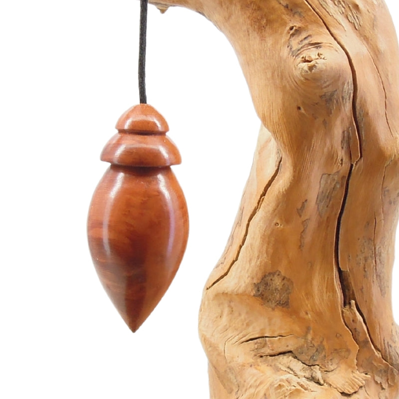 Pendule artisanal divinatoire en racine de bruyère avec cordon collé