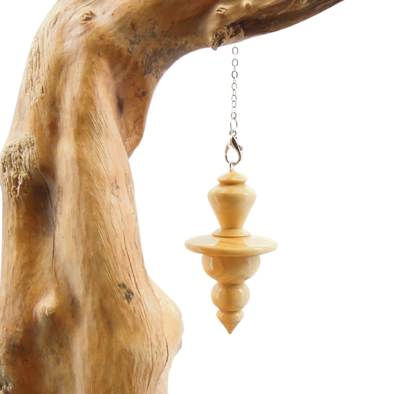 Pendule artisanal de radiesthésie en buis avec chainette.