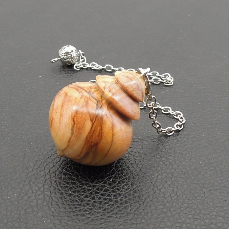 Pendule artisanal divinatoire en olivier avec chainette.