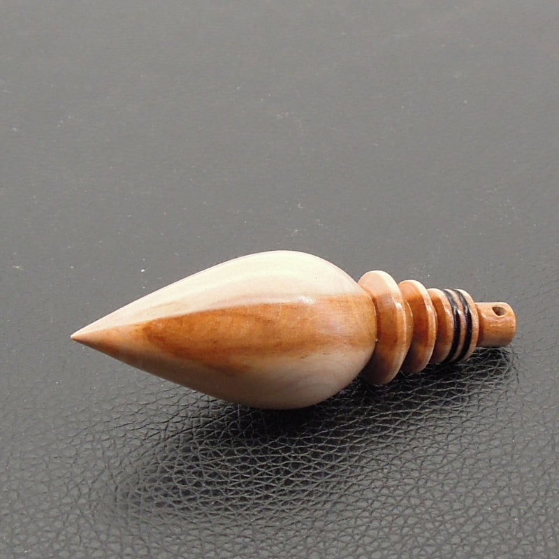 Pendule artisanal de radiesthésie en cornouiller avec oeilleton.