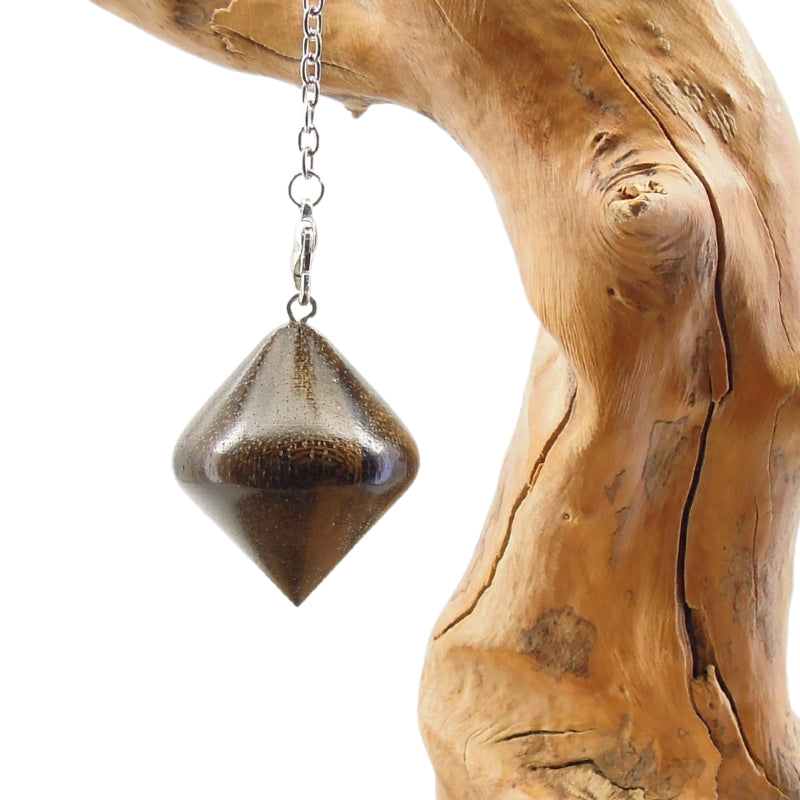 Pendule artisanal de radiesthésie en ziricote avec chainette.