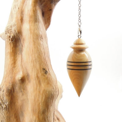 Pendule artisanal de radiesthésie en buis avec chainette.