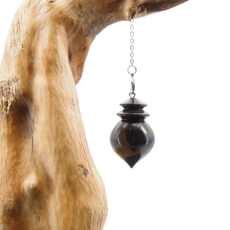 Pendule artisanal divinatoire de radiesthésie en ébène avec chainette.