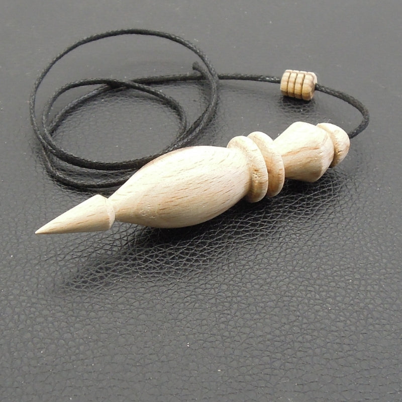 Pendule artisanal de radiesthésie en hêtre échauffé avec cordon collé.