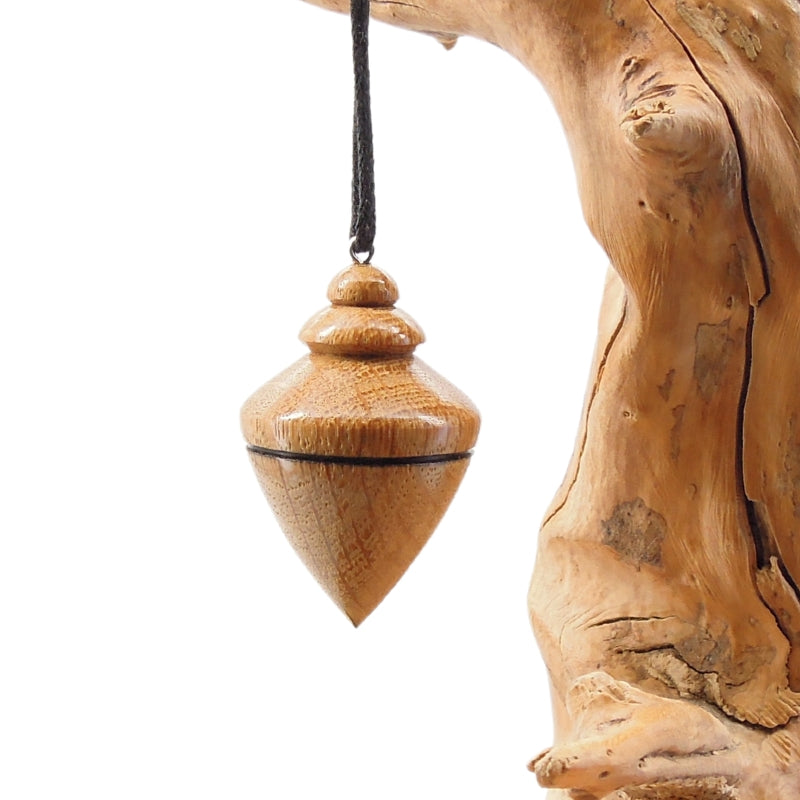 Pendule artisanal divinatoire de radiesthésie en chêne avec chainette.