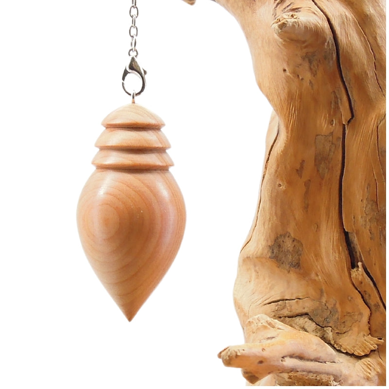 Pendule artisanal de radiesthésie en merisieravec chainette.