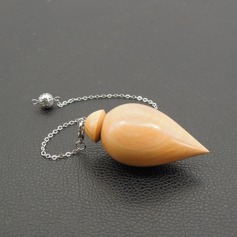 Pendule artisanal de radiesthésie en pêcher avec chainette.