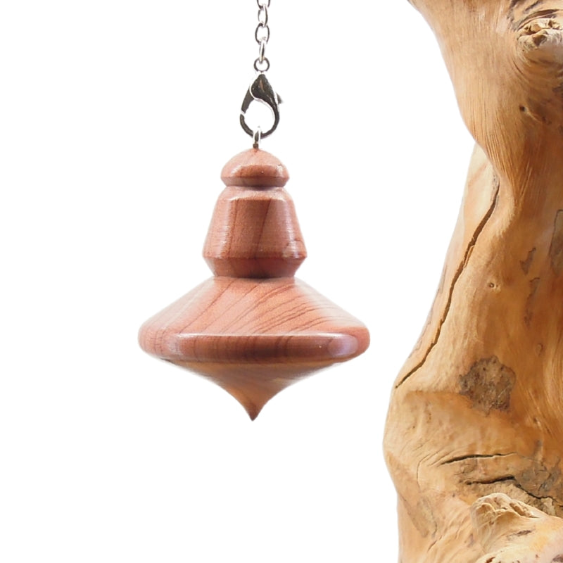 Pendule artisanal de radiesthésie en cèdre rose avec chainette