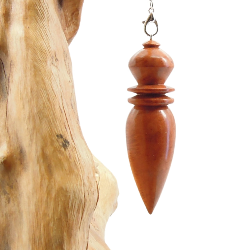 Pendule artisanal de radiesthésie en racine de bruyère avec chainette.