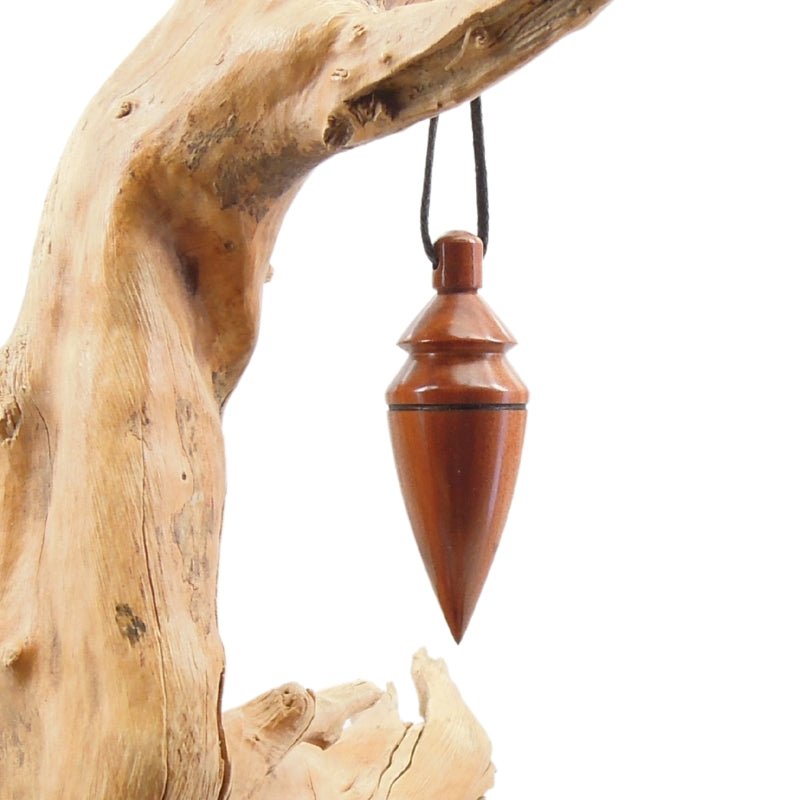 Pendule artisanal de radiesthésie en prunier avec oeilleton.