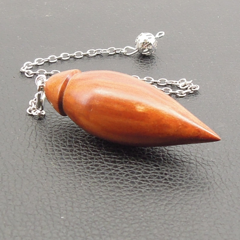 Pendule artisanal de radiesthésie en prunier avec chainette.