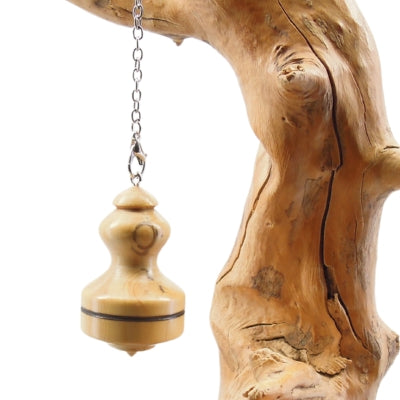 Pendule artisanal de radiesthésie en buis avec chainette.