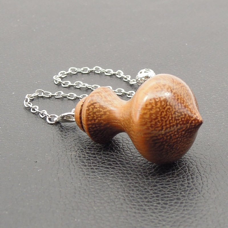 Pendule artisanal de radiesthésie en robinier avec chainette.