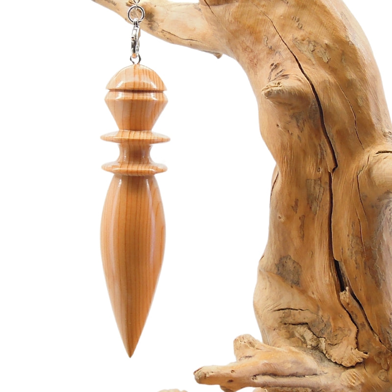 Pendule artisanal divinatoire en if avec chainette.