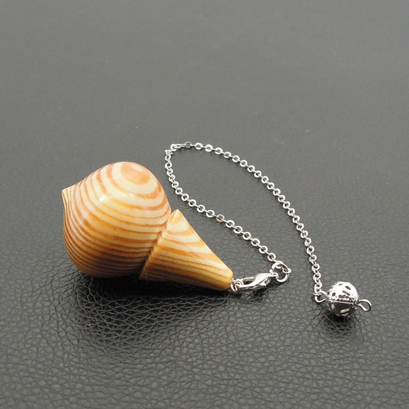 Pendule artisanal divinatoire de radiesthésie en résineux avec chainette.