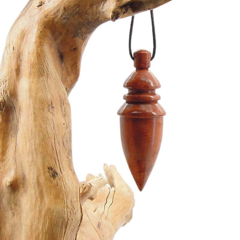 Pendule artisanal divinatoire en racine de bruyère avec oeilleton.