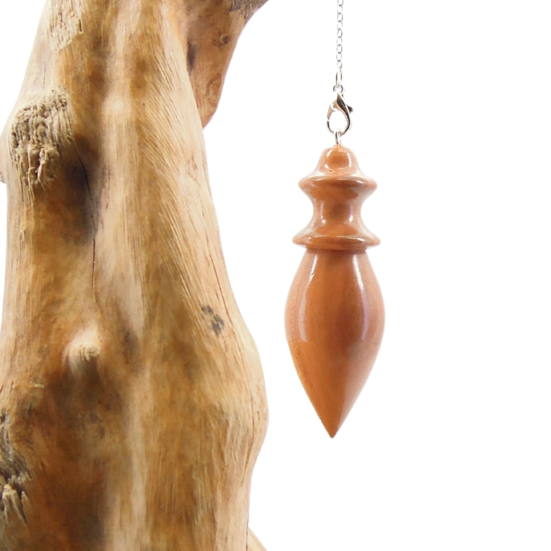 Pendule artisanal de radiesthésie en poirier avec chainette.