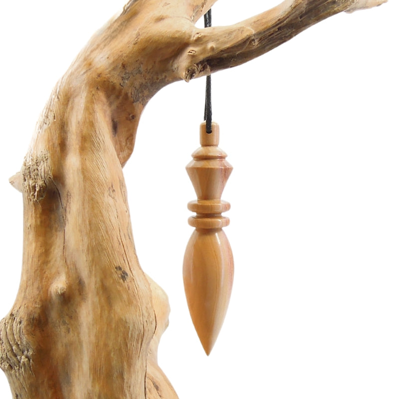 Pendule artisanal de radiesthésie en pêcher avec oeilleton.