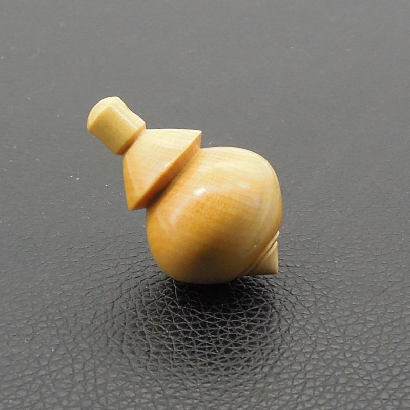 Pendule artisanal de radiesthésie en buis avec oeilleton.