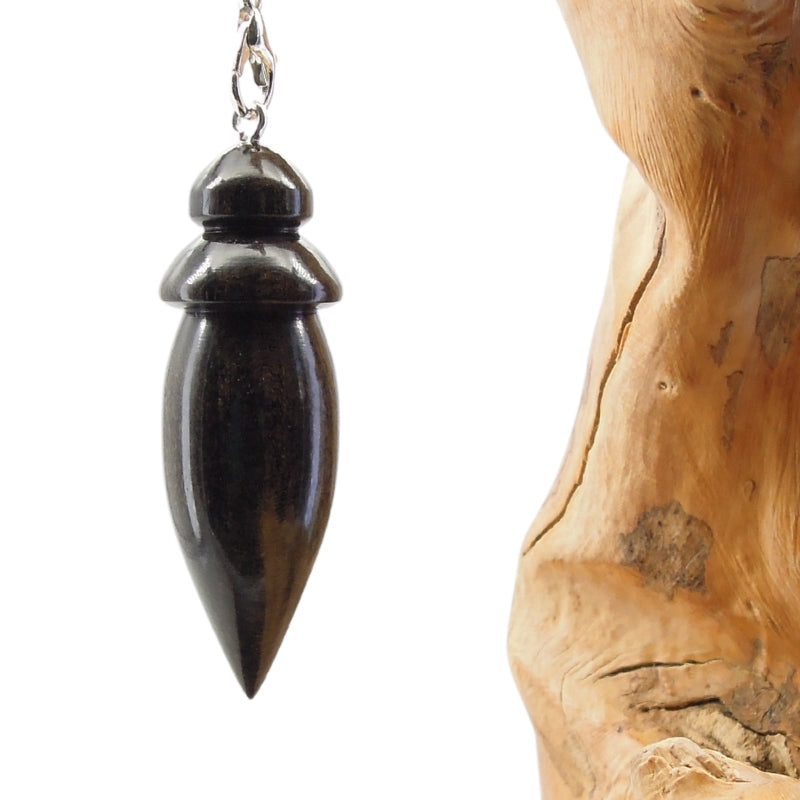 Pendule artisanal de radiesthésie en ébène avec chainette.