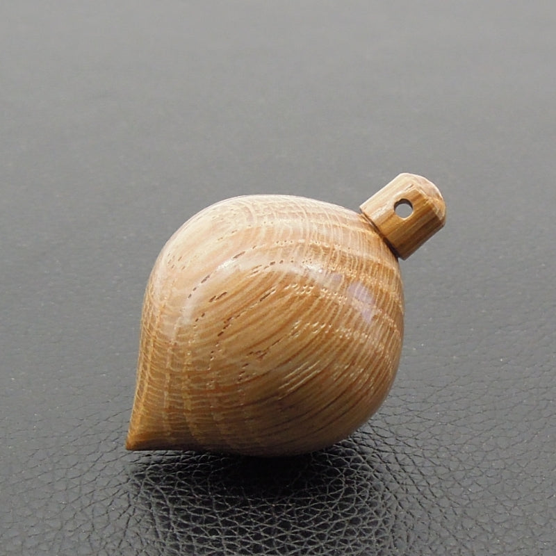 Pendule artisanal divinatoire de radiesthésie en chêne avec oeilleton.