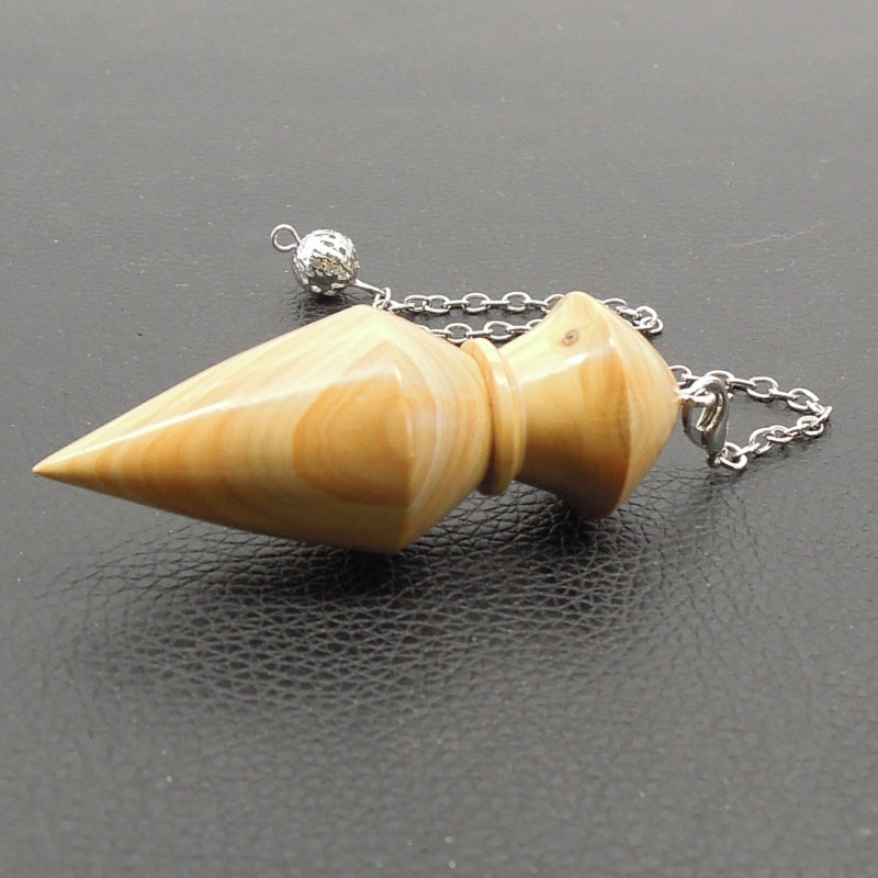 Pendule artisanal de radiesthésie en buis avec chainette.