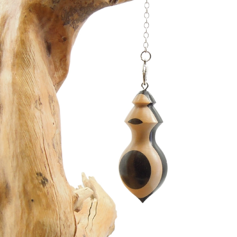 Pendule artisanal de radiesthésie en buis et ébène avec chainette.