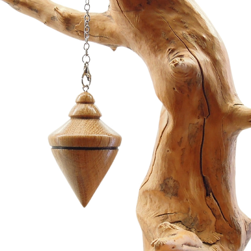 Pendule artisanal divinatoire de radiesthésie en chêne plombé avec chainette.