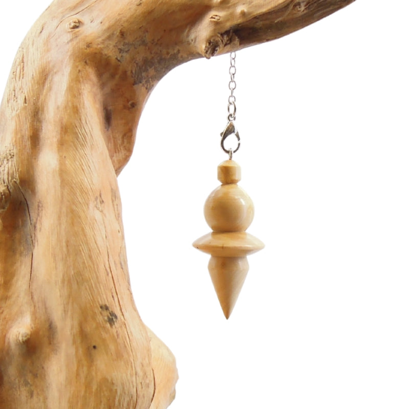 Pendule artisanal de radiesthésie en buis avec chainette.