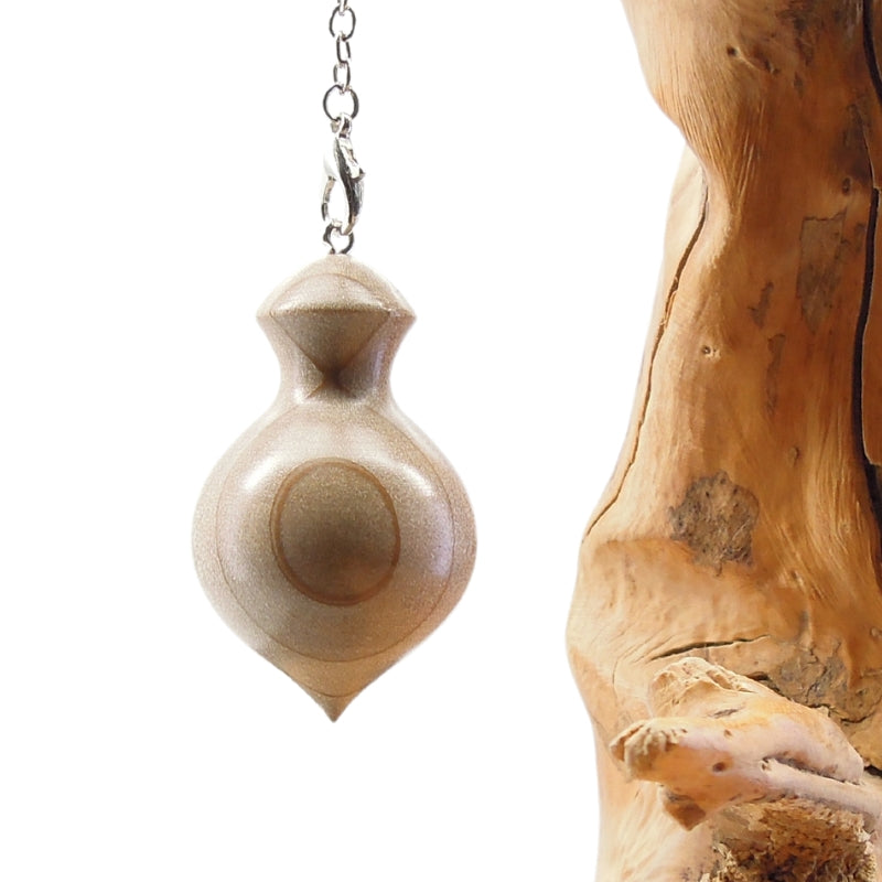 Pendule artisanal divinatoire de radiesthésie en magnolia avec chainette.