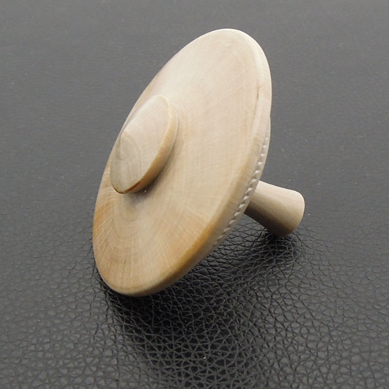 Toupie en bois de charme texturée.