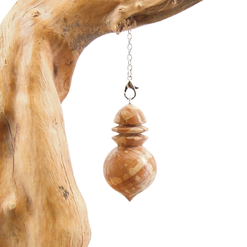 Pendule artisanal de radiesthésie en bois indéterminé avec chainette