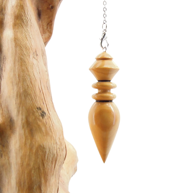 Pendule artisanal de radiesthésie en buis avec chainette.
