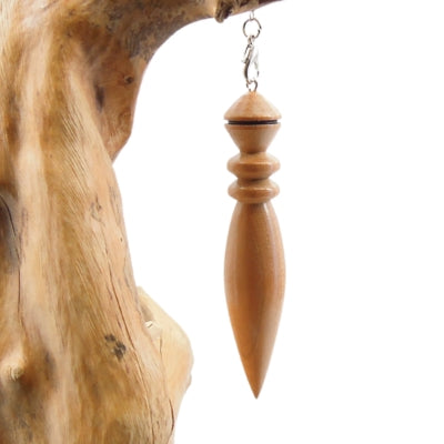 Pendule artisanal de radiesthésie en merisieravec chainette.