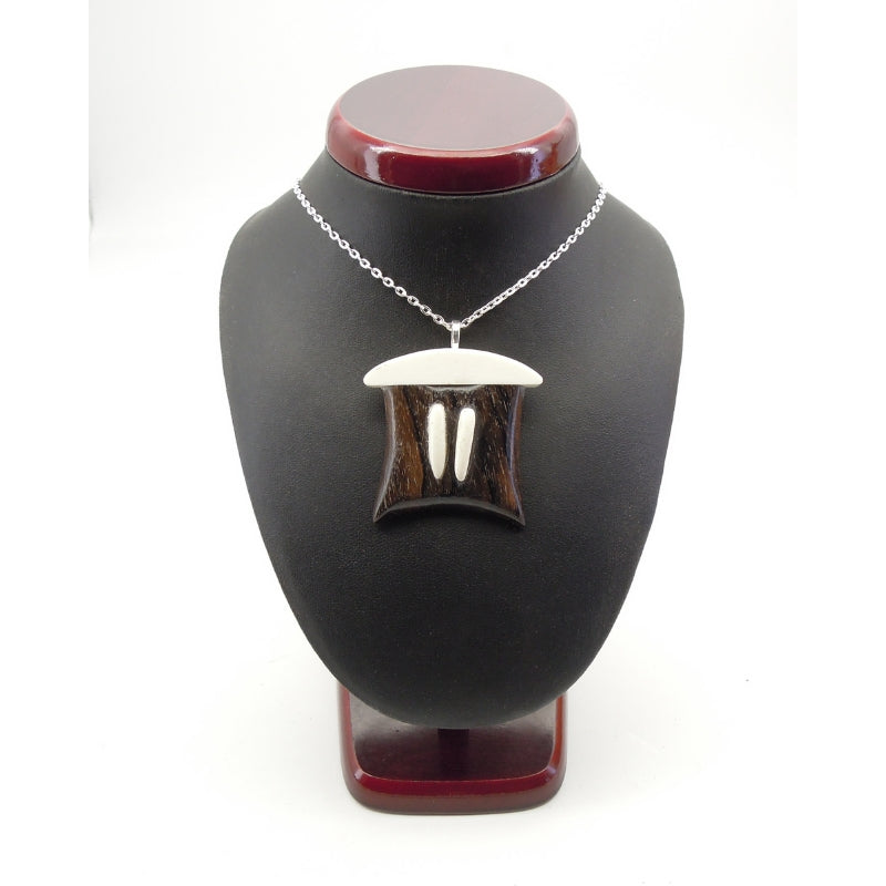 Bijou en ébène et os