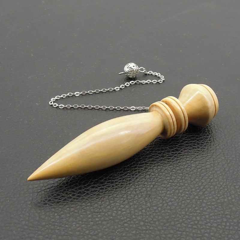 Pendule artisanal divinatoire en buis avec chainette.