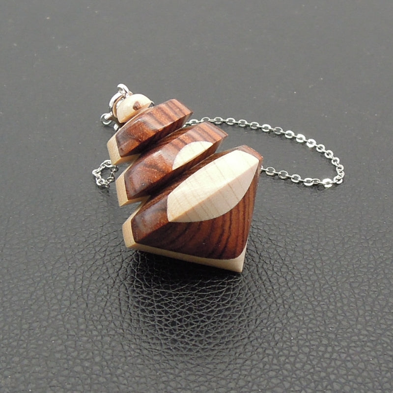 Pendule artisanal de radiesthésie en palissandre santos et érable avec chainette.