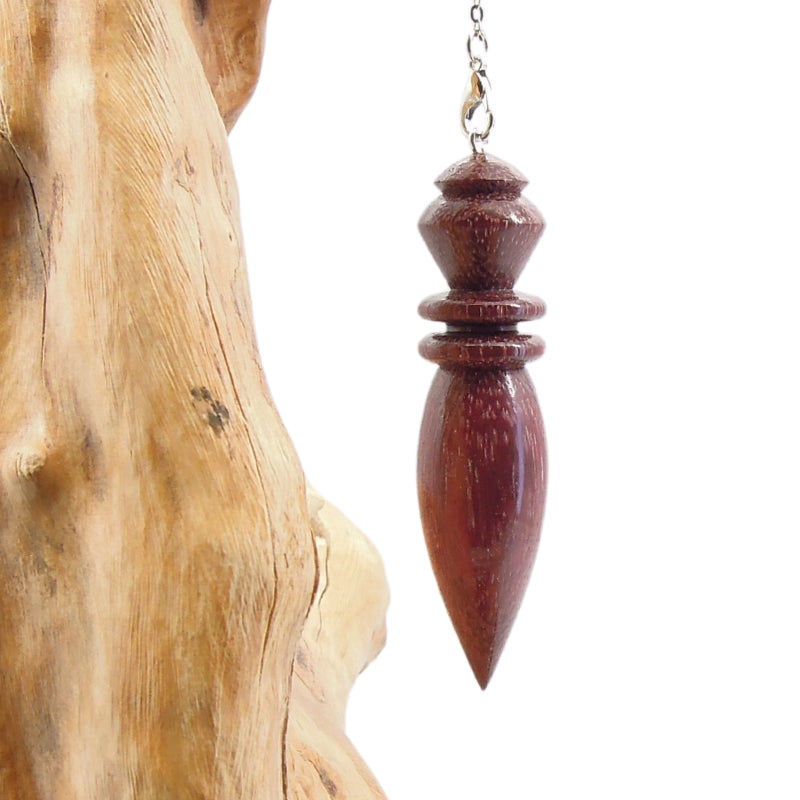 Pendule artisanal de radiesthésie en amarante avec chainette.