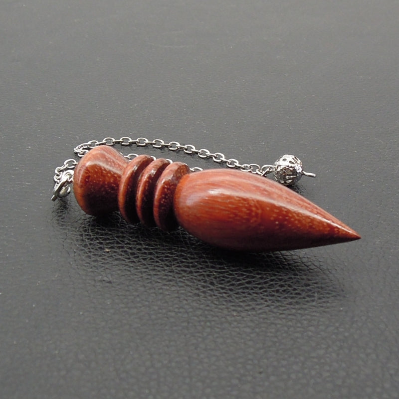 Pendule artisanal de radiesthésie en bubinga avec chainette.