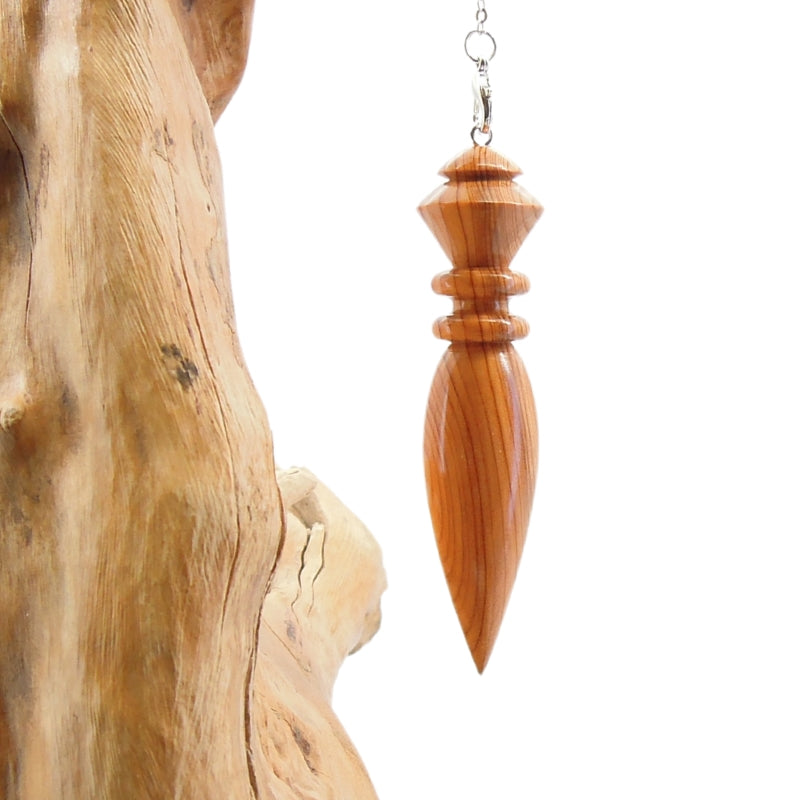 Pendule artisanal divinatoire en if avec chainette.