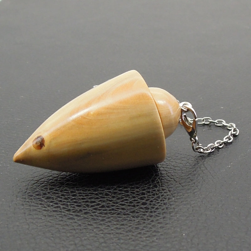 Pendule artisanal de radiesthésie en buis avec chainette.