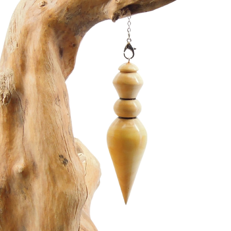 Pendule artisanal divinatoire en buis avec chainette.