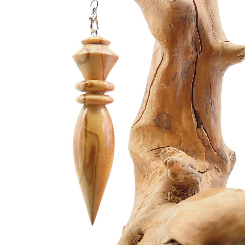 Pendule artisanal en olivier avec chainette.