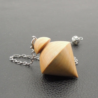 Pendule artisanal de radiesthésie en buis avec chainette.